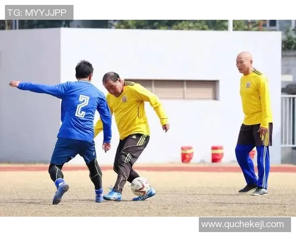 中老年足球明星再度上场展现风采，激情不减当年挑战年轻对手